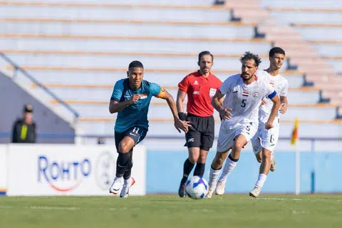 Penyerang dan kapten pasukan bola sepak Singapura bawah 23 tahun, Amir Syafiz (kiri), cuba melepasi pemain Yemen dalam perlawanan pembukaan Kumpulan C pada 3 September. 