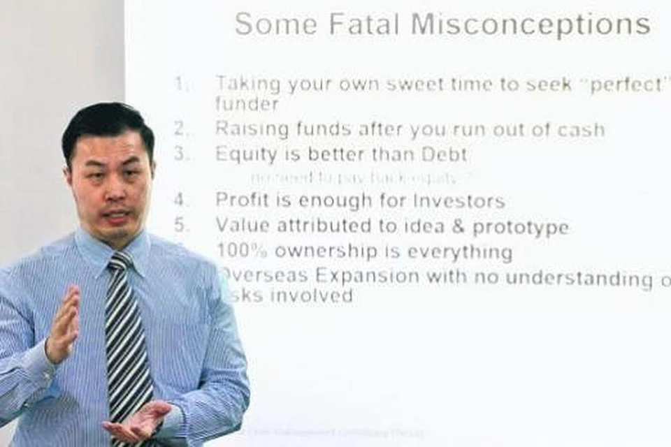 KONGSI PANDUAN: Encik Aw menarik perhatian antara salah tanggapan peniaga ialah pinjaman hanya diperolehi apabila aliran tunai sudah susut. - Foto KHALID BABA