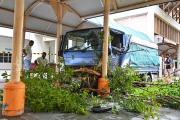 Tempat kejadian sebuah lori biru merempuh tiang laluan berbumbung berhampiran Blok 854 Tampines Street 82 pada 14 Januari 2025.