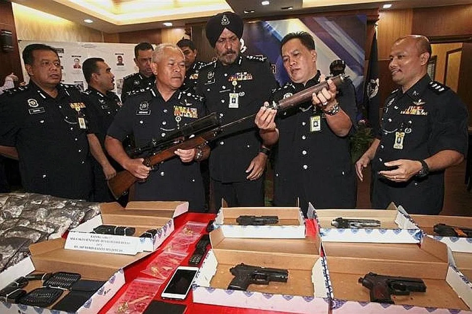 DIRAMPAS: Pengarah Jabatan Siasatan Jenayah Bukit Aman Datuk Seri Mohmad Salleh (dua dari kiri) menunjukkan raifal yang dirampas dalam Ops Cantas Khas Jenayah Terancang pada sidang akhbar di Ibu Pejabat Polis Kontinjen Kuala Lumpur. - Foto THE STAR