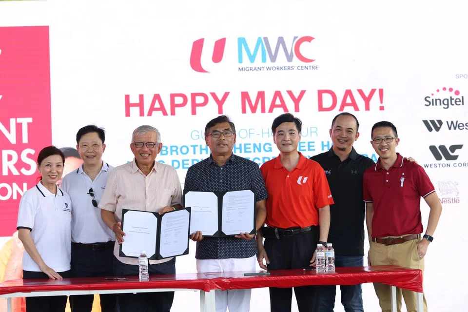 KERJASAMA BARU: Majlis memeterai MOU antara MigrantWell Singapura dengan MWC, melibatkan (dari kiri) Ketua Pegawai Operasi Hospital Masyarakat St. Andrew’s Cik Tan Lay Kheng; Ketua Pegawai Eksekutif, Dr Loh Yik Hin; Pengerusi MigrantWell Singapura, Encik Ho Meng Kit; Pengerusi Dana Bantuan Pekerja Migran, Encik Kuah Boon Wee; Timbalan Setiausaha Agung NTUC, Encik Heng Chee How; Pengarah Eksekutif MWC, Encik Michael Lim; dan Ketua Pegawai Eksekutif HealthServe, Encik Benjamin Kuan.