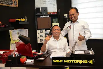 MULAKAN NIAGA: Encik Mohamed Helmi Mohamed (kiri) bersama bapanya Encik Mohamed Alias di pejabat W&F Motoring. - Foto BH oleh SHINTARO TAY