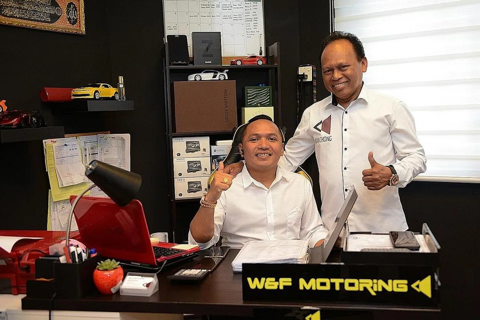 MULAKAN NIAGA: Encik Mohamed Helmi Mohamed (kiri) bersama bapanya Encik Mohamed Alias di pejabat W&F Motoring. - Foto BH oleh SHINTARO TAY