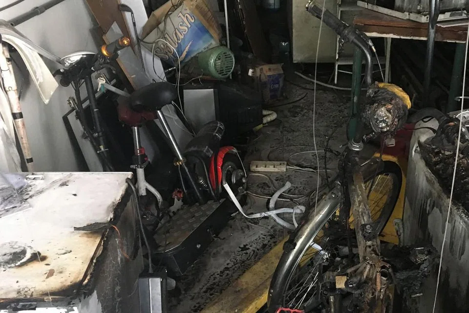 MUSNAH: Basikal elektrik dipercayai berada dalam bilik di tingkat bawah rumah kedai di Geylang apabila kebakaran berlaku. - Foto BH oleh DAVID SUN