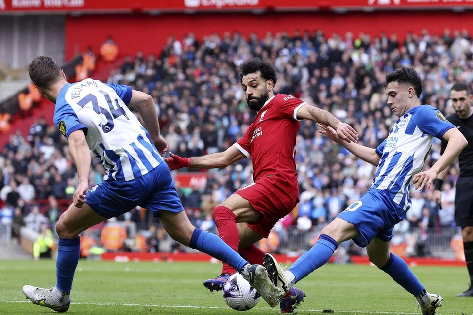 Mohamed Salah (tengah) sering menjadi duri dalam daging buat pasukan lawan. 