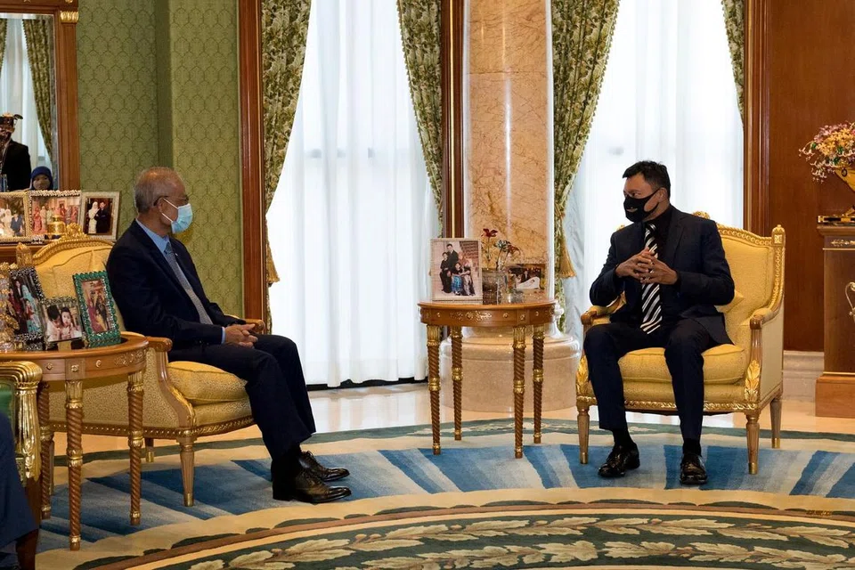 Encik Masagos (kiri) turut berjumpa dengan Putera Mahkota yang juga Menteri Kanan di Pejabat Perdana Menteri Brunei, Putera Al-Muhtadee Billah (kanan)