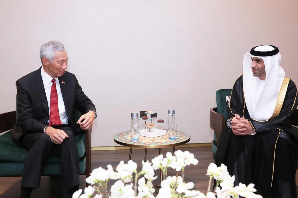 DISAMBUT MESRA: Ketibaan Encik Lee (kiri) di Lapangan Terbang Antarabangsa Dubai pada Jumaat disambut Menteri Negara Perdagangan Ehwal Luar UAE, Dr Thani Ahmed Al Zeyoudi (kanan).