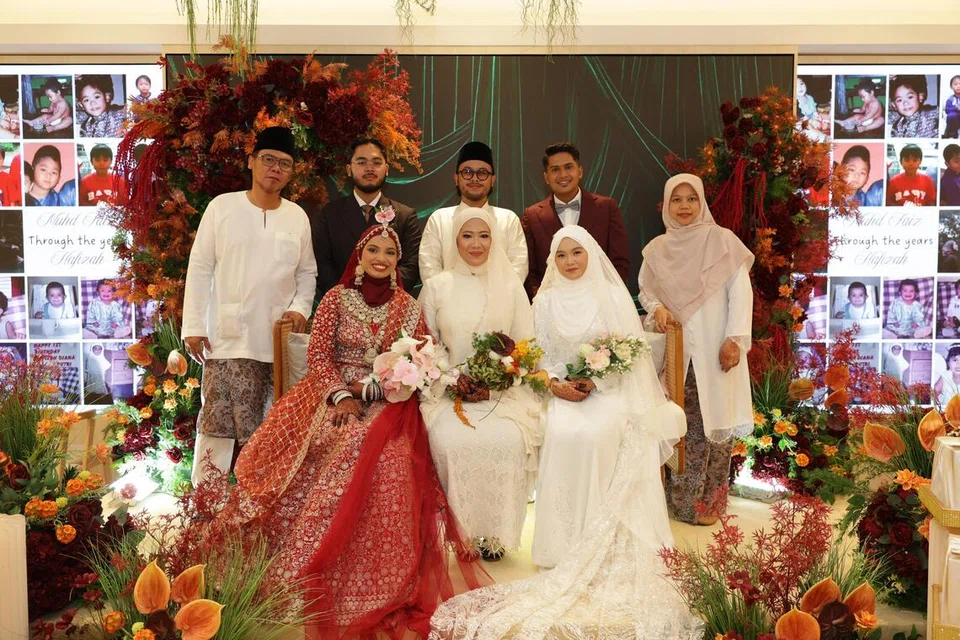 Encik Mohd Fauzi Sinin (kiri) dan isterinya, Cik Zawiah Hassan (kanan), bersama tiga anak mereka serta pasangan masing-masing selepas majlis persandingan bersama di The Acacia @ Geneo pada 31 Oktober.