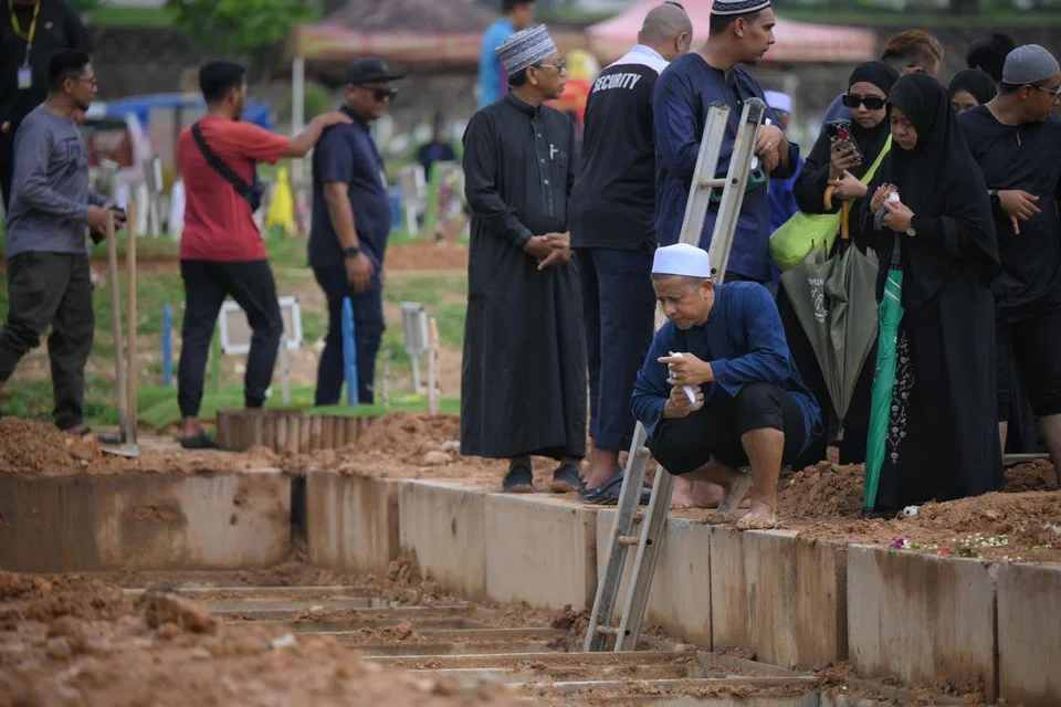 Abang kepada Allahyarhamha Norzihan Juwahib, Encik Salimi Juwahib (berjubah), dan adiknya, Encik Sani Juwahib, setelah pengebumian arwah  disempurnakan di Pusara Aman pada 23 April.