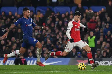 SEMANGAT BARU: Penyerang Arsenal asal Brazil, Gabriel Martinelli (kanan), menjaringkan gol pertama pasukannya bagi menyamai 1-1 semasa menentang Chelsea bagi Liga Perdana England di Stamford Bridge di London - Foto AFP
