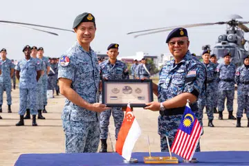 PERKUKUH KERJASAMA: BG Lau Boon Ping (kiri) dan Leftenan Jeneral Dato' Indera Hj Muhamad Norazlan bin Aris (kanan) sama-sama merasmikan Sarex MALSING pada 28 September lalu.