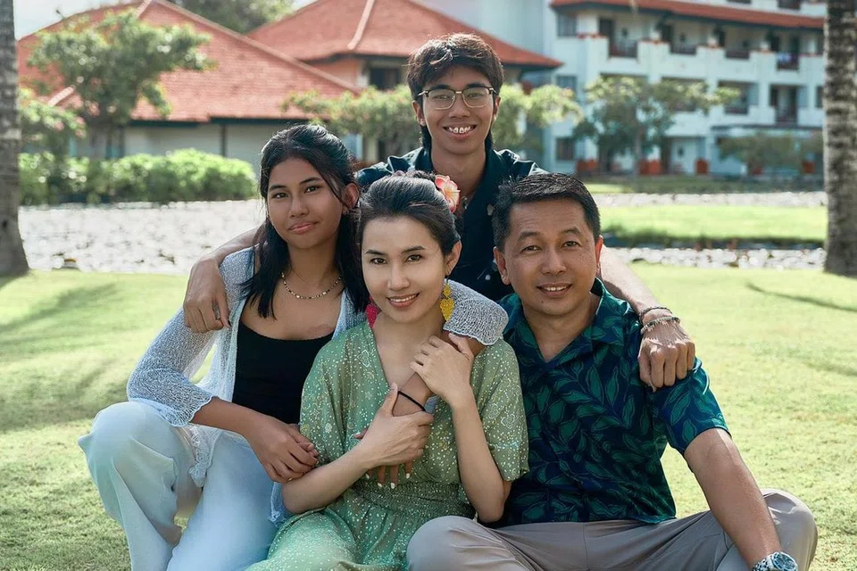 Berpisah dan bersatu kembali - akhirnya Nina Fevriena (depan, kiri) temu bahagia lagi bersama suami tercinta, Zack Zuraini (depan, kanan) yang pernah dinikahinya 22 tahun lalu. 