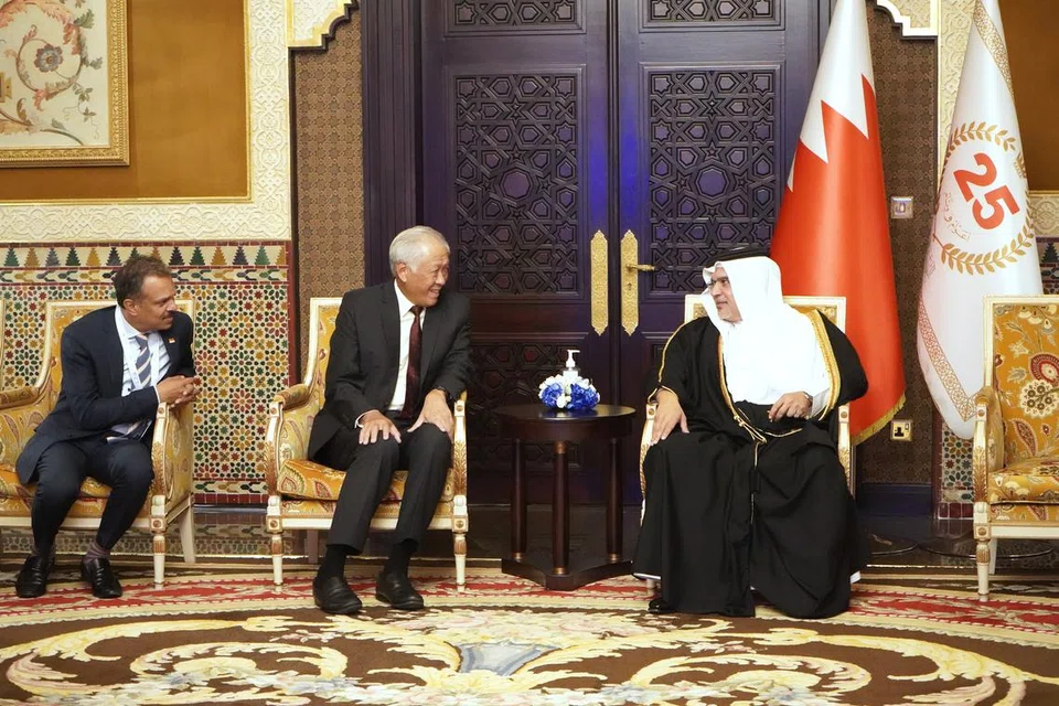 Semasa di Bahrain, Dr Ng Eng Hen (dua dari kiri) bertemu dengan Perdana Menteri dan Timbalan Komander Angkatan Pertahanan Bahrain, Putera Mahkota Salman Hamad Al Khalifa (kanan).