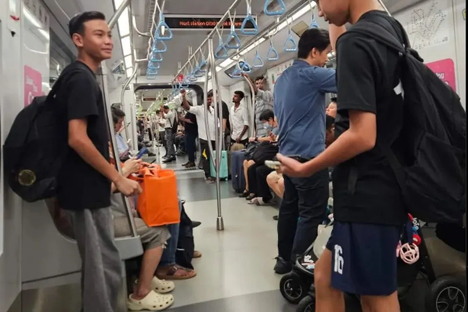 Gambar kededua budak lelaki yang memulangkan buku nota telah dirakam oleh penumpang. 