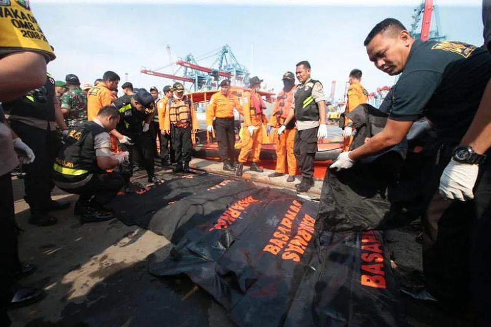 Pasukan penyelamat Indonesia membawa keluar mayat mangsa pesawat Lion Air yang terhempas. Foto: EPA-EFE