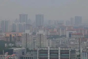Suasana jerebu di Toa Payoh, Bishan dan Ang Mo Kio pada 12.40 tengah hari pada 18 Oktober. Bacaan PSI 24 jam ialah 180, manakala bacaan PM2.5 satu jam ialah 65 di bahagian tengah Singapura pada 12 tengah hari.