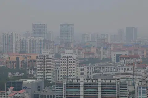Suasana jerebu di Toa Payoh, Bishan dan Ang Mo Kio pada 12.40 tengah hari pada 18 Oktober. Bacaan PSI 24 jam ialah 180, manakala bacaan PM2.5 satu jam ialah 65 di bahagian tengah Singapura pada 12 tengah hari.