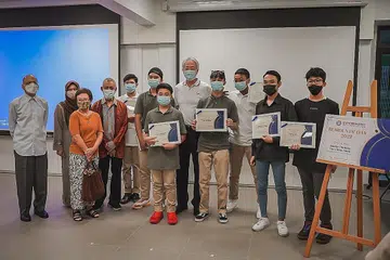 RAIKAN PENCAPAIAN: Encik Teo (tengah) bersama beberapa penghuni dan bekas penghuni RKM yang diiktiraf kerana kejayaan dan kecemerlangan yang dicapai masing-masing. - Foto BM oleh NUR DIYANA TAHA