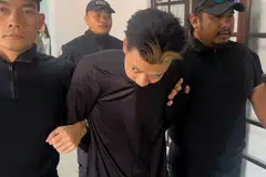Tertuduh, Muhammad Arif Saiyadi (tengah), yang bekerja sebagai penyelia kilang, didakwa membunuh seorang lelaki warga Singapura dalam kejadian pada 14 Mac.