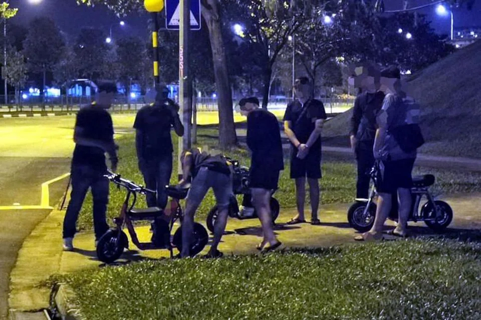 MERONDA DENGAN PAKAIAN PREMAN: Pegawai LTA dilihat di beberapa lokasi Bukit Panjang dan Jurong untuk memastikan peraturan mobiliti baru dipatuhi. Foto: FACEBOOK/LTA