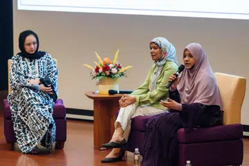 Ahli panel forum, ‘Isteri Yang Baik’, sempena Persidangan Muslimah anjuran Masjid Al-Falah di Hab Islam Singapura, (dari kanan) pendakwah tempatan, Ustazah Shameem Sultanah; Pengarah Eksekutif Casa Raudha, Cik Zaharah Ariff; dan personaliti televisyen dan pendidik, Cik Rilla Melati Bahri sebagai moderator.
