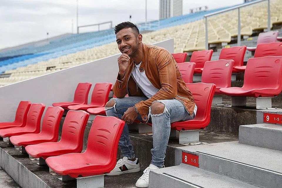 LAGU INSPIRASI: Taufik Batisah merupakan penyanyi utama bagi lagu NDP tahun ini, bertajuk 'Lebih Kukuh Bersama'. - Foto BH oleh FELINE LIM