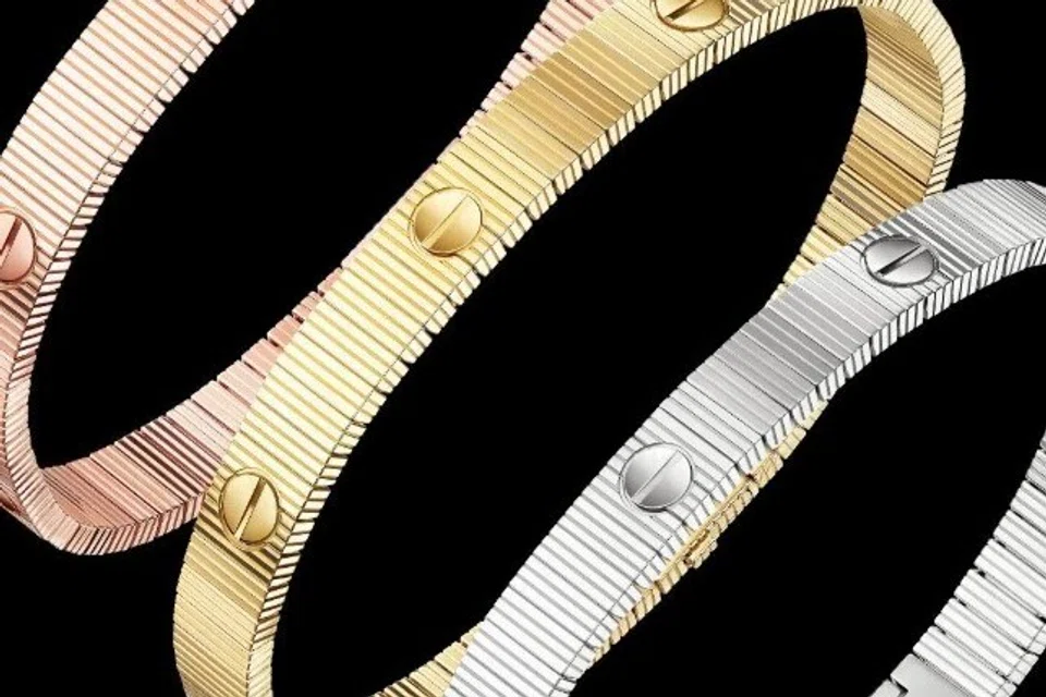 Gelang Cartier ini mengekalkan motif skru ciri khas namun ia mempunyai siluet yang lebih fleksibel dan membentuk selesa mengikut pergelangan tangan.