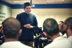 KONGSI PANDANGAN: Encik Amrin bercakap dengan pesalah dadah dalam sesi dialog di DRC sebelum beliau berbuka puasa bersama mereka pada Selasa (14 Mei).