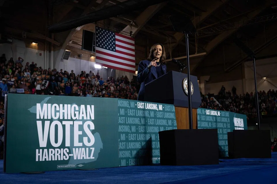 Calon presiden Demokrat, Naib Presiden Amerika Syarikat, Cik Kamala Harris, berucap pada perhimpunan kempen di Jenison Field House di kampus Universiti Michigan pada 3 November di Lansing, Michigan.