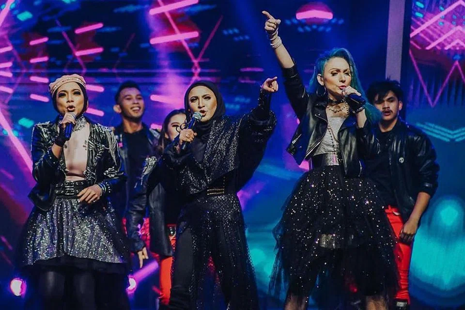 KEMBALI TERKENAL: Penyertaan 'Elite' dalam Gegar Vaganza tahun ini telah membuka pelbagai pintu rezeki bagi kumpulan itu. Walaupun mereka tersingkir dalam minggu ketiga Ahad lalu, kumpulan 'Elite' ini reda dan yakin rezeki mereka tetap bertambah luas. - Foto INSTAGRAM AZZAELITE