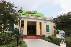 Pasukan Pertahanan Awam Singapura (SCDF) berkata ia menerima panggilan meminta bantuan di Pusat Makanan Maxwell pada 1.35 pagi pada 7 September dan paramedik mengesahkan mangsa meninggal dunia di tempat kejadian. 