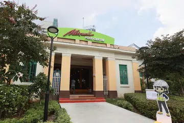 Pasukan Pertahanan Awam Singapura (SCDF) berkata ia menerima panggilan meminta bantuan di Pusat Makanan Maxwell pada 1.35 pagi pada 7 September dan paramedik mengesahkan mangsa meninggal dunia di tempat kejadian. 