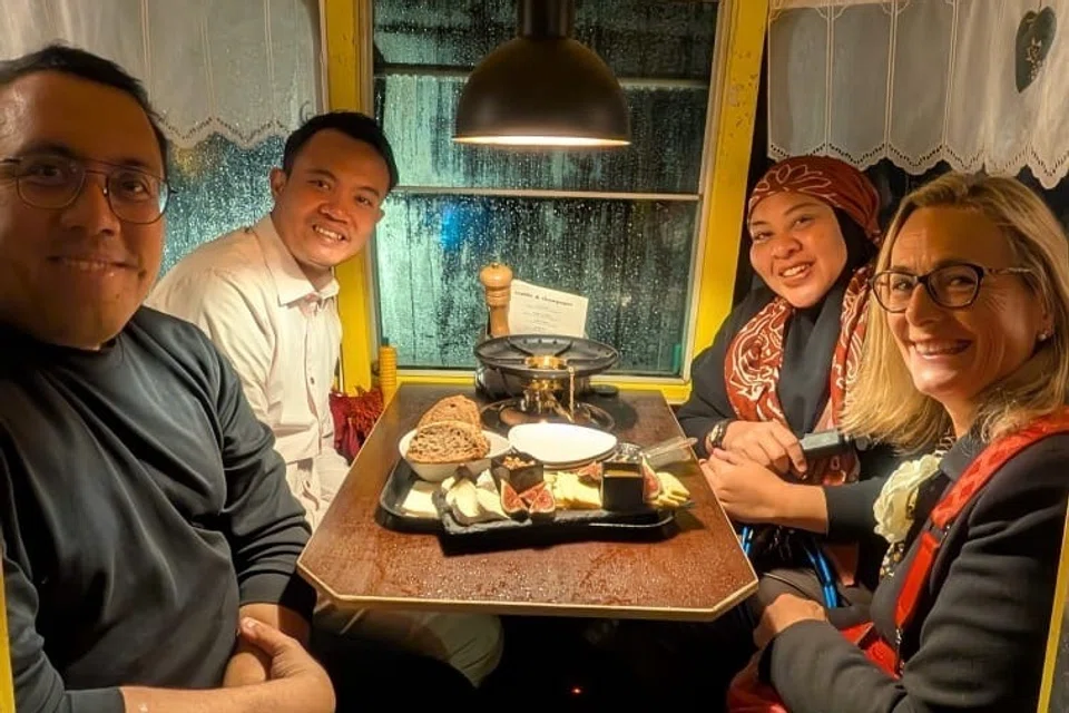 Penulis bersama teman wisata - dari kiri Encik Nazrul Jumahat dari Swiss Tourism, Encik Adhie Ichsan dari Kumparan Indo dan (kanan) Cik Hanne Tontsch dari Hotel Belvedere, sewaktu sesi makan malam di Hotel Belvedere, bermula dengan sesi makan ‘fondue’ dalam sebuah kereta kabel antik yang dipamerkan di depan hotel itu. 