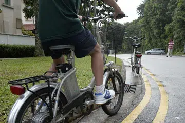 Hakim Daerah Lee Poh Choo berkata basikal bermotor menimbulkan bahaya lebih besar daripada kereta kerana pemiliknya bebas menunggangnya di mana sahaja, dan mereka harus sedar mereka bulan 'raja laluan' 