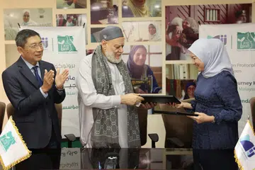 (Dari kiri) Duta Besar Singapura ke Mesir, Encik Dominic Goh; Pengerusi Lembaga Pemegang Amanah Yayasan Misr El Kheir, Dr Ali Gomaa; dan Pengerusi MIJ Hub, Cik Faraliza Zainal; menandatangani Protokol Kerjasama pada 21 Julai. Kerjasama itu berpotensi mendatangkan kesan baik yang berkekalan kepada golongan kurang upaya dari segi pembelajaran di rantau Timur Tengah.