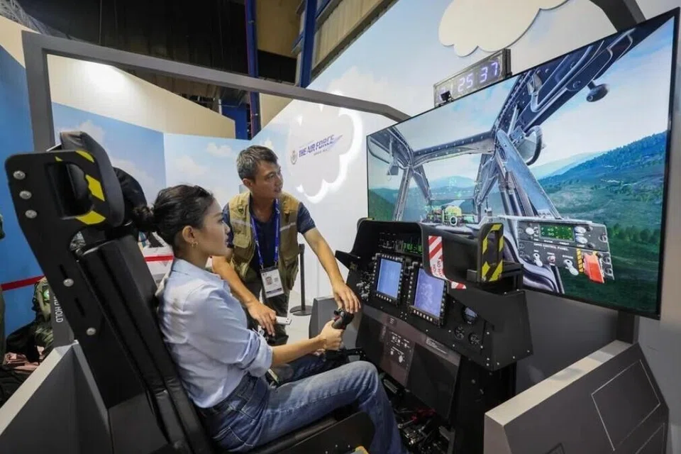 Pengunjung boleh merasai pengalaman mengendalikan helikopter serangan Apache di gerai Angkatan Udara Republik Singapura (RSAF).