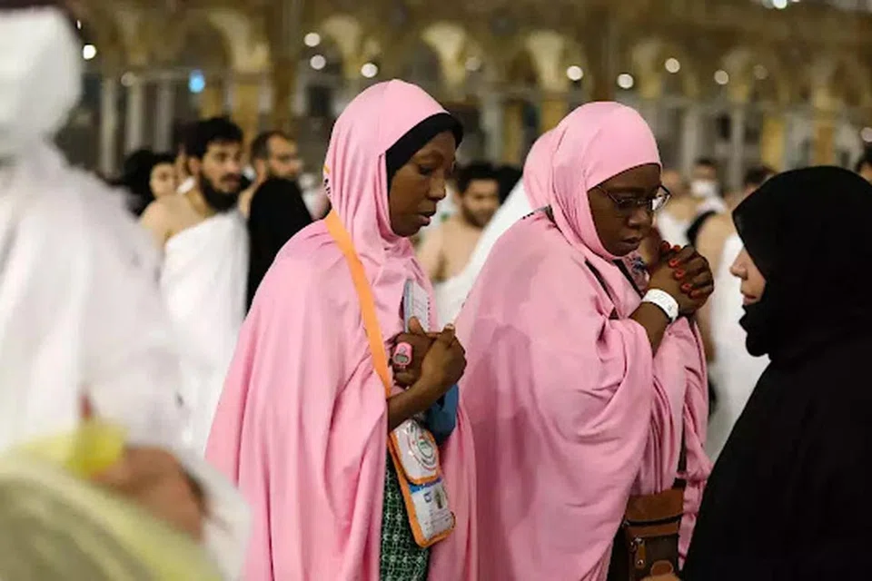 ETIKA BERPAKAIAN: Arab Saudi mengingatkan jemaah wanita supaya berpakaian mengikut peraturan ditetapkan sepanjang menunaikan umrah. 