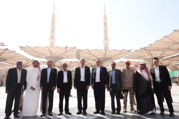 KUNJUNG MASJID NABAWI: Encik Lee Hsien Loong (lima dari kiri)  bersama delegasinya melawat Masjid Nabawi di Madinah. Lawatan beliau ke kota itu dihoskan oleh kerajaan Arab Saudi.