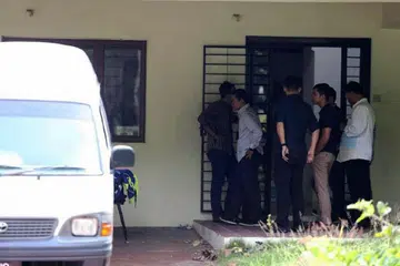 JALANKAN OPERASI: Sepasukan polis daripada jabatan siasatan jenayah komersial Malaysia kelihatan di luar sebuah kediaman di Putrajaya semalam. - Foto BHM