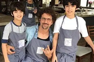 ULASAN JUJUR ANAK DINANTI: Hrithik Roshan (tengah) meluangkan masa menonton filem-filemnya bersama anak-anaknya, Hrehaan (kanan) dan Hridhaan yang menjadi pengkritik filem terbaik baginya. - Foto INSTAGRAM HRITHIK ROSHAN