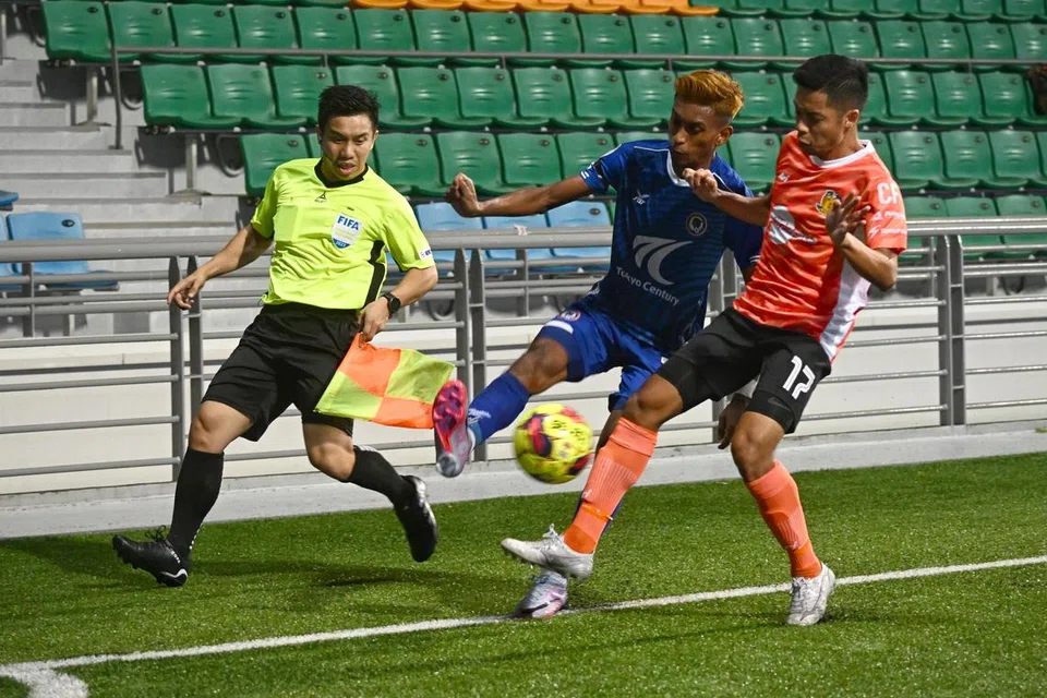 PEMAIN LASAK: Naqiuddin Eunos (jersi biru) menggelecek bola bagi Tanjong Pagar United dalam perlawanan Liga Perdana Singapura di Stadium menentang Hougang pada April. 