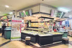 BARANG KEMAS: Kedai barang kemas tingkat satu Joo Chiat Complex, Everest Jewellery, sudah menggunakan papan tanda tulisan Jawi selama hampir 20 tahun. Papan tanda itu mengejakan 'Everest Jewellery' dalam tulisan Jawi lama. - Foto BM oleh NURUL AIN RAZALI
