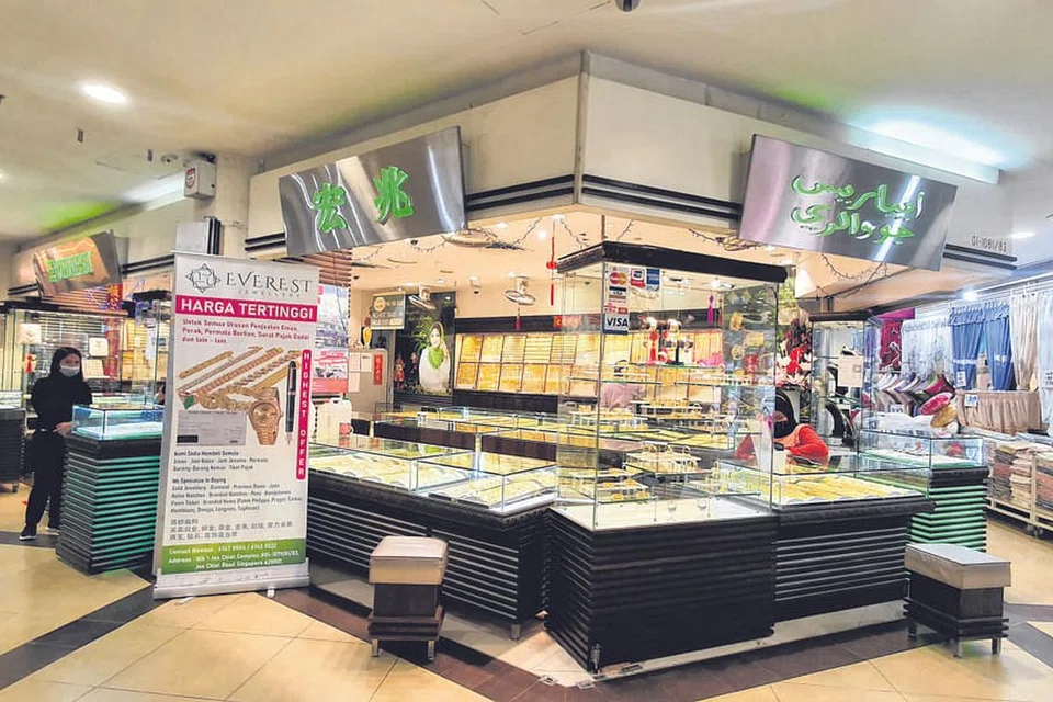 BARANG KEMAS: Kedai barang kemas tingkat satu Joo Chiat Complex, Everest Jewellery, sudah menggunakan papan tanda tulisan Jawi selama hampir 20 tahun. Papan tanda itu mengejakan 'Everest Jewellery' dalam tulisan Jawi lama. - Foto BM oleh NURUL AIN RAZALI