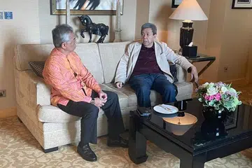 LIHAT KEADAAN: Yang di-Pertuan Agong Malaysia, Sultan Abdullah Ahmad Shah (kiri) menziarahi Sultan Selangor, Sultan Sharafuddin Idris Shah yang menjalani prosedur rawatan dan pembedahan di London, Britain, pada Sabtu lalu.