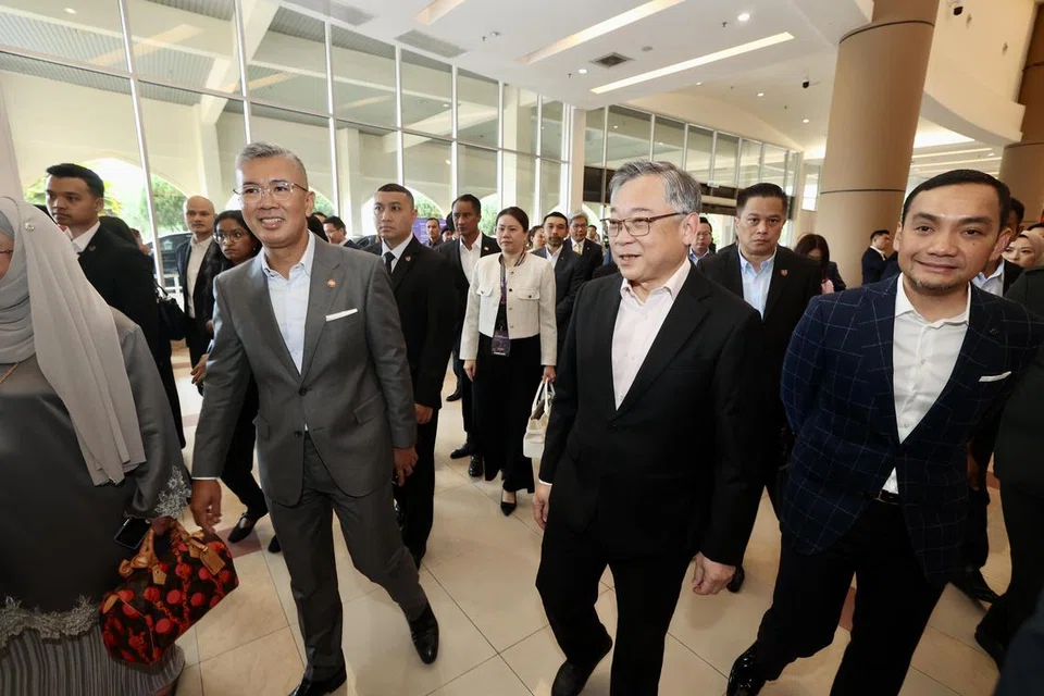 Timbalan Perdana Menteri, Encik Gan Kim Yong (tengah), bersama Menteri Pelaburan, Perdagangan dan Industri Malaysia, Tengku Datuk Seri Zafrul Abdul Aziz (kiri), dan Menteri Besar Johor, Datuk Onn Hafiz Ghazi (kanan) di forum perniagaan dan pelaburan yang diadakan di Johor, Malaysia pada 21 April. 