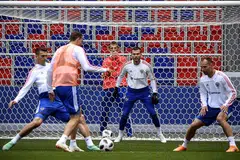 SIAP SEDIA: Russia yang berada di tangga ke-70 ranking Fifa dijangka akan memberi saingan dalam perlawanan pembukaan menentang Arab Saudi malam ini. - Foto AFP