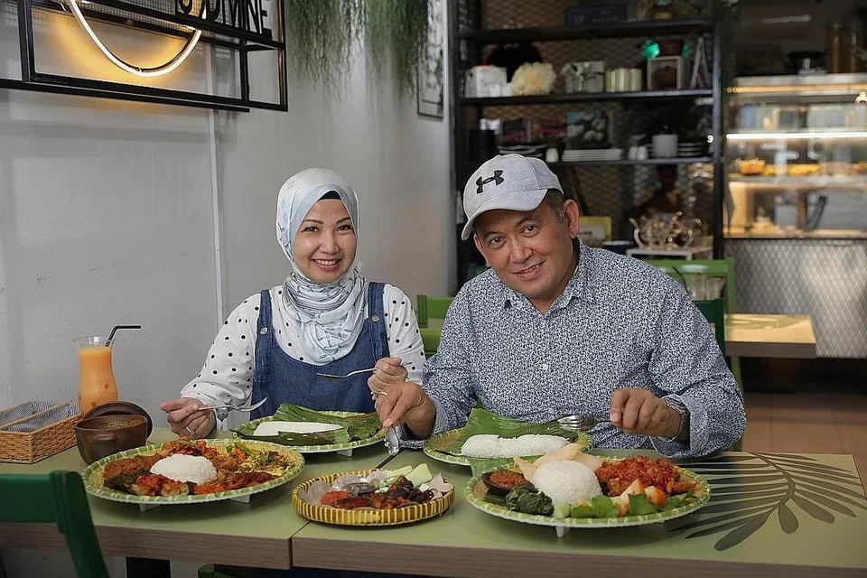 PAK CIK 'BLOGGER': Encik Junadi Juri, atau lebih dikenali sebagai Hady Jay, merupakan 'blogger' makanan yang menubuhkan laman 'Tersmell'. Beliau dan isteri, Cik Fauziah Abu Hassan, seronok jalan-jalan cari makan untuk mempromosikan kedai halal. - Foto BM oleh ONG WEE JIN