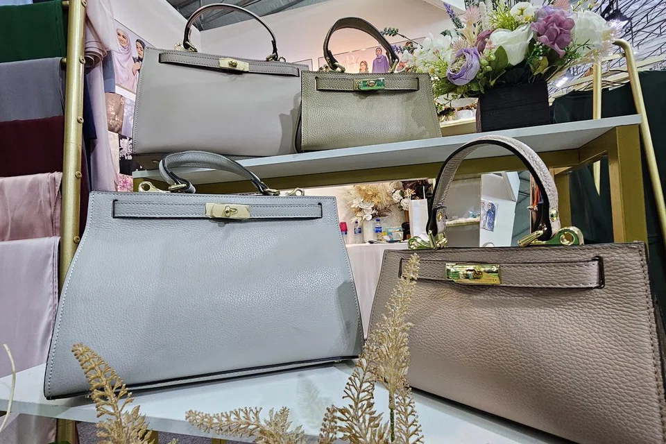 Antara produk-produk yang dijual Cik Mizah Rahim Bramhall  di gerai Mizah B adalah beg-beg jenama dari Italy.