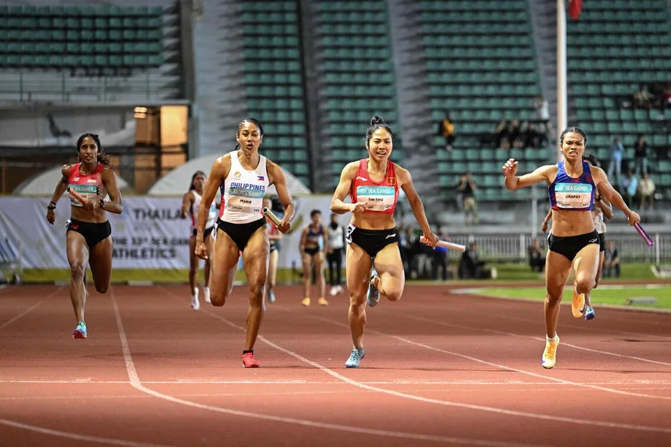 Atlet pecut terakhir negara untuk acara larian berganti 4x100m wanita, Shanti Pereira (kiri), gagal untuk mengejar lawannya dan terpaksa berpuas hati di tempat keempat.