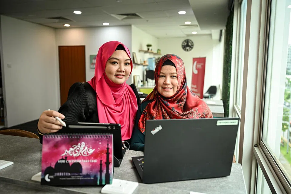 PEMANGKIN SEMANGAT: Cik Zarina Abdullah Wright (kanan) dan Cik Siti Suhailah Madi, pengasas Empowered Women Network SG (EWN SG) menganjurkan kegiatan kerohanian secara kreatif selain melatih wanita menjana pendapatan dan membentuk rangkaian perniagaan di kalangan wanita.